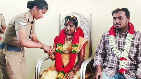 காவல்நிலையத்தில் வளைகாப்பு