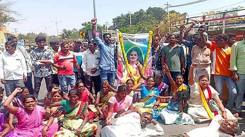 3 பெண்கள் உயிரிழந்த நிலையில் உறவினர்கள் போராட்டம்