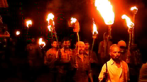 தீப்பந்தத்துடன் மலைகிராம மக்கள்