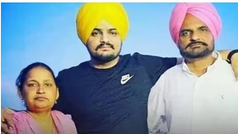 பஞ்சாபி ராப் பாடகர் சித்து மூஸ்வாலா, தன் குடும்பத்துடன்