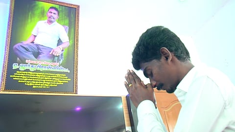 படுகொலை செய்யப்பட்ட தன் தந்தையின் உருவப்படம் முன் சிவில் நீதிபதியாக தேர்வான மார்ஷல் ஏசுவடியான்