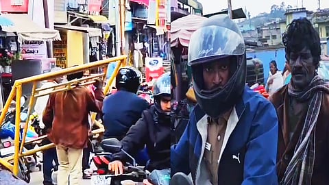 பேரிகார்டை தூக்கிய நபர்