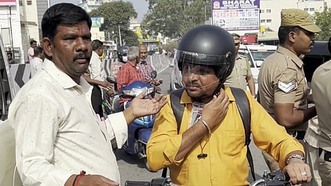 தலைக்கவசத்தை வாங்கிய ஊழியர்