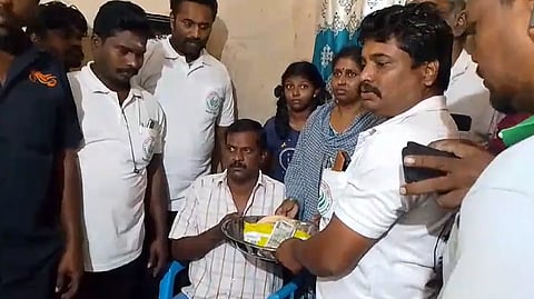 உதவிக்கரம் நீட்டிய நண்பர்கள்