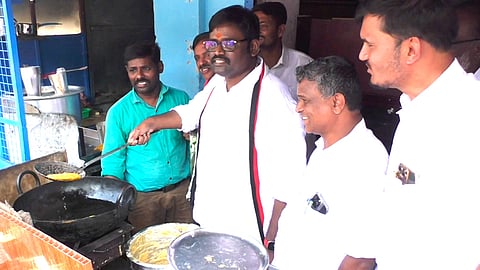 பஜ்ஜி சுட்ட அதிமுக வேட்பாளர்