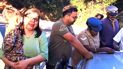 பணத்தை பறிமுதல் செய்த தேர்தல் அதிகாரிகளிடம் வடமாநில பெண் கண்ணீர்