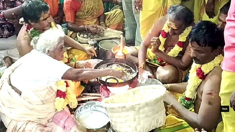 அப்பம் சுட்ட மூதாட்டி