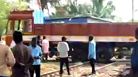 தண்டவாளத்தில் சிக்கிய லாரி