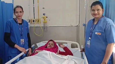 உத்தரப்பிரதேசம் - கர்ப்பிணிக்கு சாலையிலேயே பிரசவம் பார்த்த செவிலியர்கள்