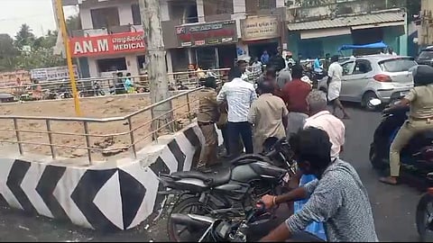 அரசு பேருந்து நடத்துநரை தனியார் ஓட்டுநர் தாக்கிய நிகழ்வு