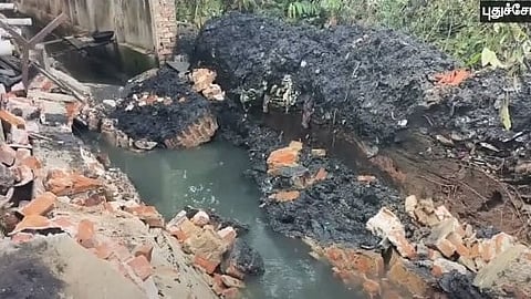 இடிந்த சுவர்