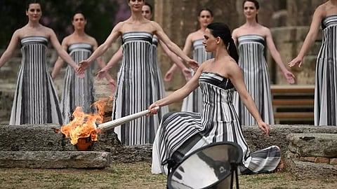 ஒலிம்பிக் தீபம் ஏற்றப்பட்ட காட்சி