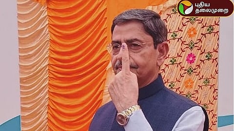 சென்னை வேளச்சேரியில் உள்ள வாக்குச்சாவடியில் வாக்களித்தார் ஆளுநர் ஆர்.என்.ரவி