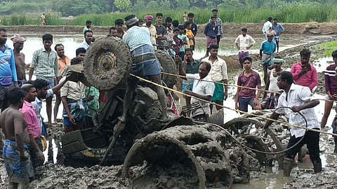 சேற்றில் புதைந்த டிராக்டர்