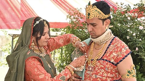 மனைவியுடன் பவேஷ் பண்டாரி