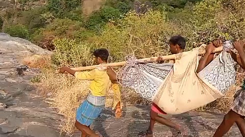 தொட்டில் கட்டி பிரசவத்துக்கு அழைத்து செல்லப்பட்ட கர்ப்பிணி