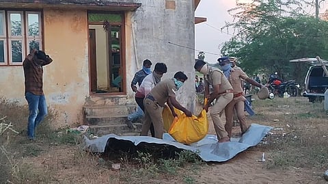 சடலத்தை மீட்டு வந்த போலீசார்