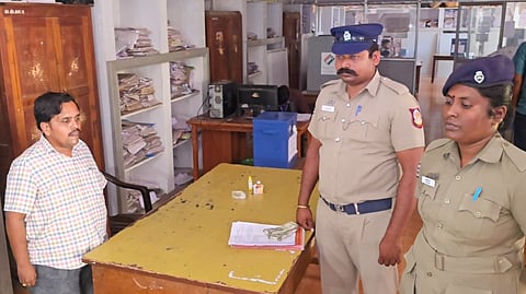 தேர்தல் பறக்கும் படை அதிகாரிகள்