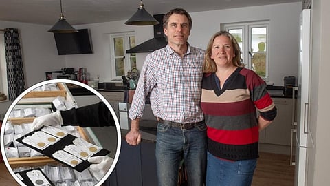 தங்கப்புதையதலை பெற்ற தம்பதி