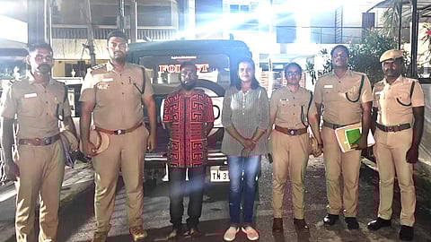 காவல்துறையினருடன் உமா - அப்துல் ரஹ்மான்