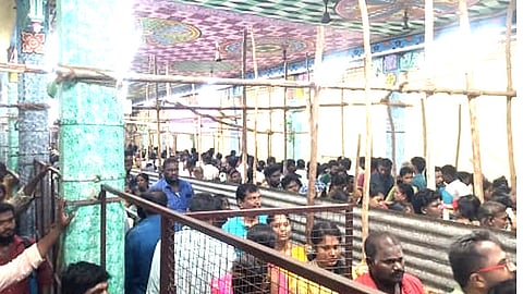 ஆலங்குடி குரு சன்னதியில் மக்கள்