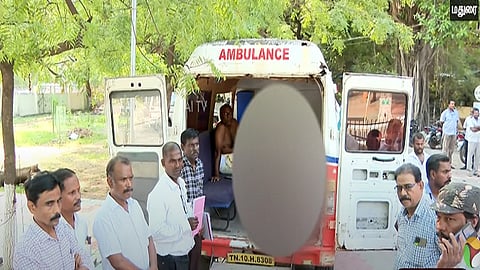 இறந்தவருடன் ஆட்சியர் அலுவலகத்தில் காத்திருக்கும் குடும்பத்தினர்