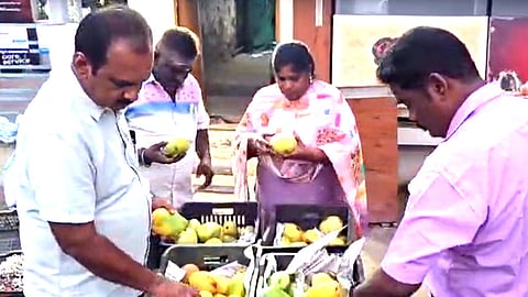 உணவு பாதுகாப்புத் துறையினர்