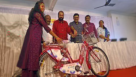 அமைச்சர் அன்பளிப்பாக கொடுத்த சைக்கிள்