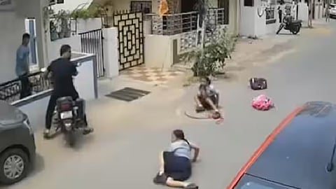 குஜராத் - வேனிலிருந்து தவறிவிழுந்த மாணவிகள்