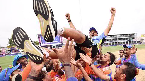 ராகுல் டிராவிட்டை கொண்டாடிய இந்திய கிரக்கெட் அணி