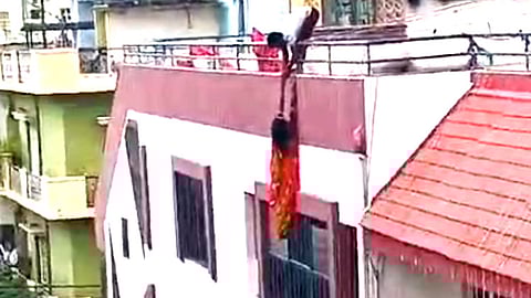 கர்நாடகா | அந்தரத்தில் தொங்கிய பெண்.. கைப்பிடித்து காப்பாற்ற முயன்ற கணவன்