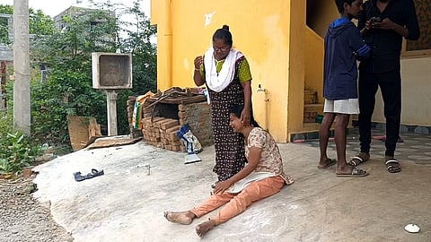 கண்ணீரில் சிறுவனின் தாய்