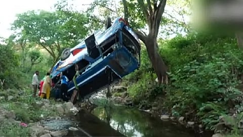 தாக்குதலுக்கு உள்ளான பேருந்து