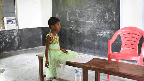 திருவாடானை அருகே உள்ள அரசு தொடக்கப்பள்ளியின் ஒரே ஒரு மாணவி