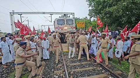 ரயில் மறியல்