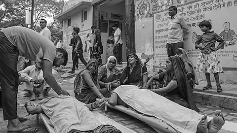 உயிரிழந்தவர்களின் உடல்களுடன் குடும்பத்தினர்