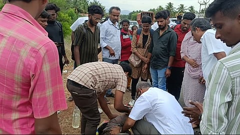 சாலை விபத்தில் பாதிக்கப்பட்ட பெண்ணுக்கு விரைந்து உதவிய மருத்துவர் செல்வராஜ்