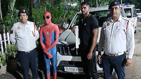 டெல்லி போலீஸ் அருகில் பரிதாபமாக நிற்கும் டூப் ஸ்பைடர்மேன்