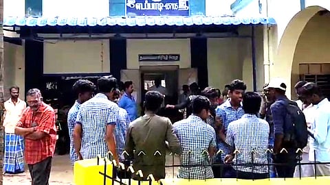 பெற்றோர் முற்றுகை