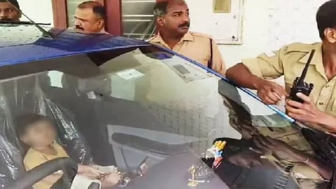 காரில் மாட்டிக்கொண்ட குழந்தை