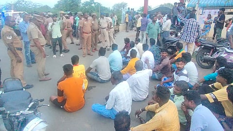 சம்பந்தப்பட்ட தனியார் பள்ளி முன் திரண்ட மாணவியின் உறவினர்கள்
