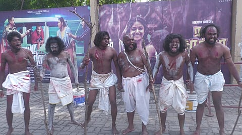 படம் பார்க்க வந்த ரசிகர்கள்