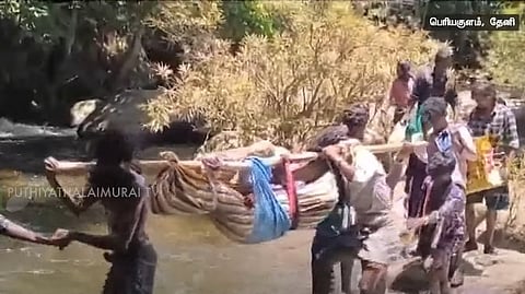 டோலி கட்டி பெண்ணை தூக்கி செல்லும் கிராமத்தினர்