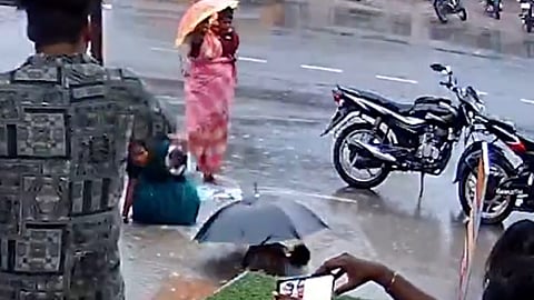 குழந்தையுடன் தவறி விழுந்த பெண்கள்