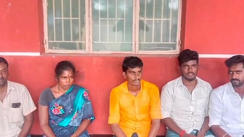 புதுமண தம்பதியரை கடத்தியவர்கள்