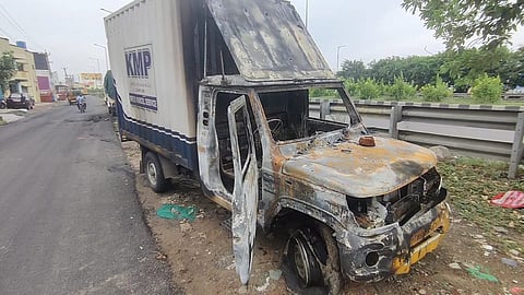 எரிக்கப்பட்ட லோடு வாகனம்