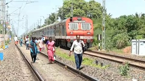 தண்டவாளத்தில் நடந்தே சென்ற பயணிகள்