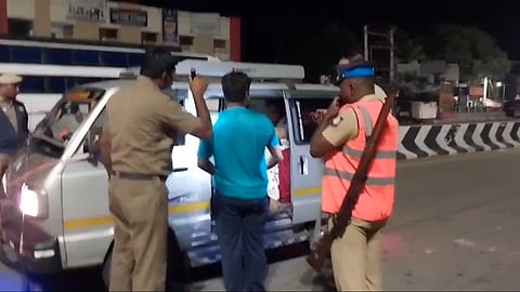 துப்பாக்கி ஏந்திய போலீஸ் பாதுகாப்பு