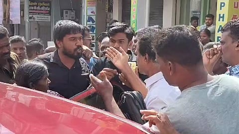 காரில் தப்ப முயன்ற மகள்