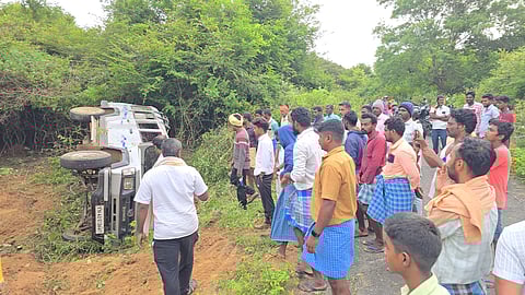 வாகனத்தை சேதப்படுத்திய காட்டுயானை